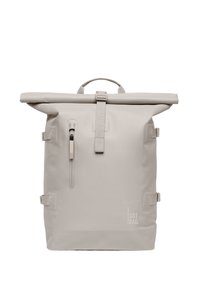 Zaino beige con chiusura a rotolo, tasca verticale con zip frontale, manico superiore, cinghie di compressione laterali e logo "GOT BAG." sulla parte anteriore inferiore.