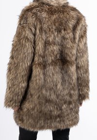 Abrigo de piel sintética en tonos marrones con una apariencia suave y texturizada. Presenta una silueta larga y suelta y un diseño de longitud media.