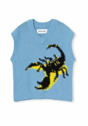 Pletená modrá bezrukávová svetr se designem do V, na kterém se nachází výrazná grafika černého a žlutého škorpiona. Texturovaná tkanina, žebrované okraje.