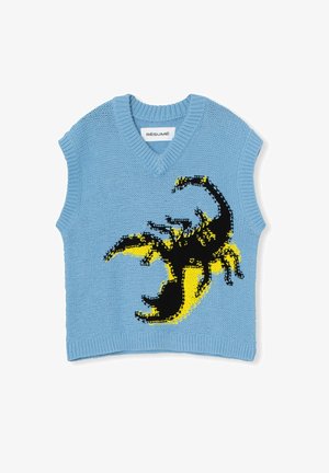 Pletená modrá bezrukávová svetr se designem do V, na kterém se nachází výrazná grafika černého a žlutého škorpiona. Texturovaná tkanina, žebrované okraje.