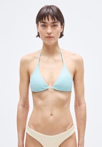 Helehall sinine soonikkoes bikiinitop kolmnurksed topsid ja kaelustüübiga, koos kreemja beeži soonikkoes põhjaosaga, vormis lõige.