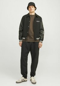 Jack & Jones MIT WEITEM BEIN FIT - Pantaloni sportivi - black