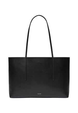 Sac tote en cuir noir avec de longues poignées et petit logo Calvin Klein centré près du bas à l'avant.