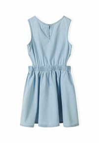 Robe sans manches bleu clair avec un col rond, taille cintrée et jupe froncée. Fabriquée en tissu doux avec une fermeture à boutons au dos.