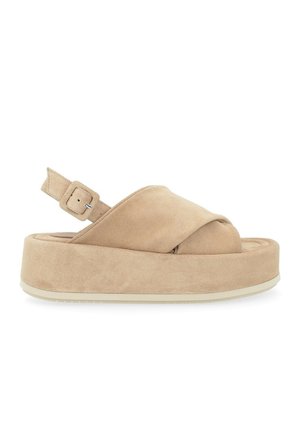 Sandale à plateforme en suede beige avec une large bride avant croisée et une bride de cheville réglable. Texture douce et semelle épaisse pour le confort.