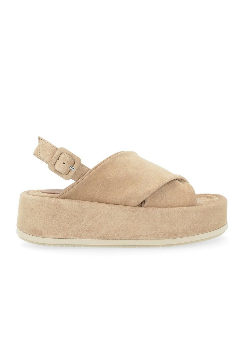Sandale à plateforme en suede beige avec une large bride avant croisée et une bride de cheville réglable. Texture douce et semelle épaisse pour le confort.
