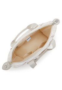 Borsetta Kipling color crema con cerniera aperta, che mostra l'interno beige e piccoli taschini interni, insieme a manici in tessuto.