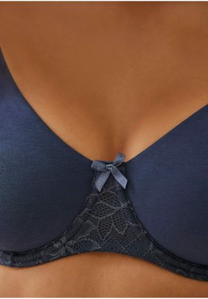 Soutien-gorge bleu marine en tissu lisse, avec des empiècements en dentelle à motif floral et un petit nœud en satin au centre.