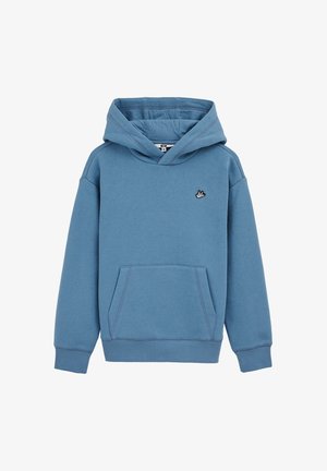 Kék pamut kapucnis pulóver kenguruzsebbe, bordázott mandzsettával és szegéllyel. Egy kis hímzett logó van a mellkasán. Egyszerű, laza dizájn.