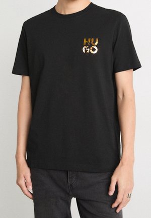 Czarna bawełniana koszulka z krótkim rękawem, z kolorowym logo "HUGO" na piersiach w odważnej, nowoczesnej czcionce. Prosty, luźny krój.
