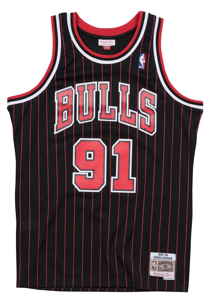 Maglia da basket nera con strisce rosse, testo "BULLS" e numero "91" sul davanti, logo NBA e un'etichetta che indica il suo design classico.