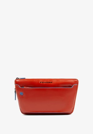 Rode leren etui met blauwe accenten, voorzien van een ritsluiting en een voorvak. Gladde textuur en rechthoekige vorm. Logo aan de voorkant.