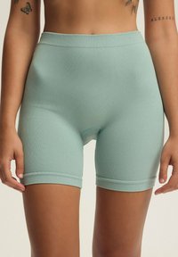 Żebrowane, miętowozielone szorty z wysokim stanem o gładkiej teksturze, z dopasowanym krojem i podwiniętym wykończeniem na udach.