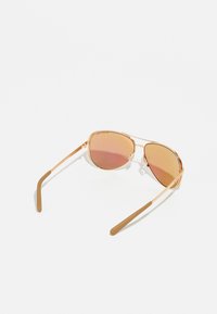 Metall aviator solbriller med rammer i rosegull og gradient brune linser. Gummitipper på templene for komfort. Minimalistisk design.