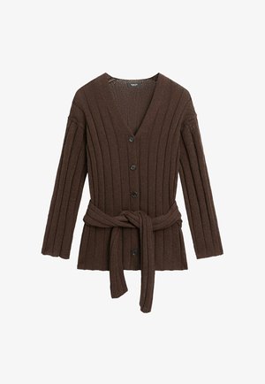 Cardigan en maille côtelée marron foncé avec manches longues, fermeture par boutons, décolleté en V profond, et ceinture assortie nouée à la taille.