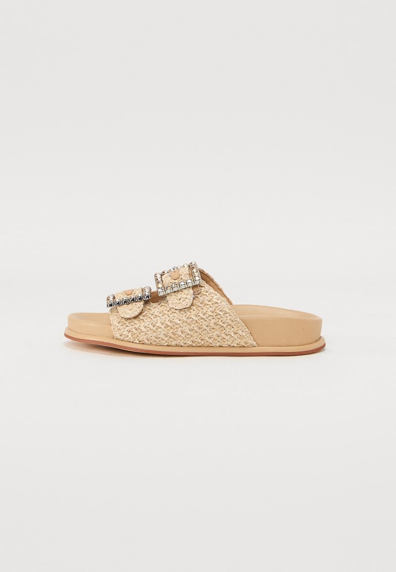 Beige vevde sandaler med enkle remmer som har rektangulære spenner, glatt såle og minimalistisk flat design.
