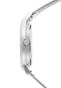 Zilveren metalen horloge met een slanke, gepolijste kast en een gestructureerde meshband. Beschikt over een ronde wijzerplaat en een opvallende zijkroon voor aanpassingen.