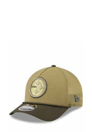Khaki-Basketballkappe mit einem runden, gestickten Steelers-Logo, Netzrücken, flacher Schirm und kontrastierendem dunkelgrünem Schild. Verstellbare Größe.