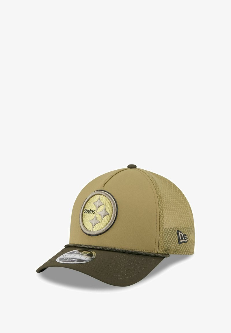 Khaki-Basketballkappe mit einem runden, gestickten Steelers-Logo, Netzrücken, flacher Schirm und kontrastierendem dunkelgrünem Schild. Verstellbare Größe.