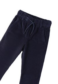 Pantalones de pana azul marino con cintura elástica, cordón ajustable y bolsillos laterales. Presentan un acanalado vertical y una textura suave.
