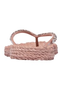 Růžové žabky s tkaným texturovaným podpatkem a srdcovým páskem ozdobeným jemnými třpytivými detaily. Design je neformální a lehký.