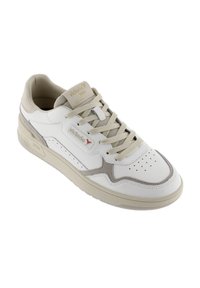 Sneaker bianca e beige realizzata in pelle e camoscio, con punta rotonda, lacci piatti, dettagli perforati e logo sulla linguetta.