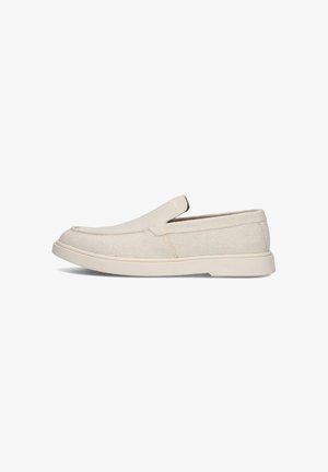 Beige Slipper aus Segeltuch mit einer Gummisohle, seitlich auf weißem Hintergrund dargestellt.