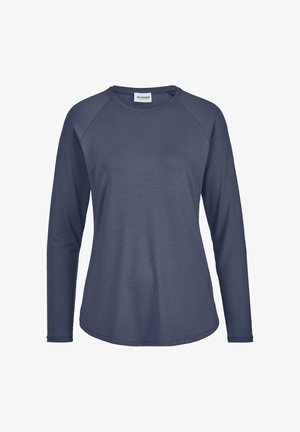 Langärmeliges, marineblaues Shirt mit Rundhalsausschnitt, Raglanärmeln und leicht geschwungenem Saum, Etikett "hessnatur" im inneren Nackenbereich.