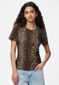 Leopardmönstrad topp med korta ärmar, rund halsringning, plisserad textur och åtsittande silhuett. Tillverkad av lätt, slät tyg.