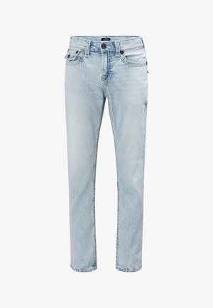 Hellblaue Jeans mit geradem Bein, Vordertaschen, Gürtelschlaufen und Knopfverschluss vor weißem Hintergrund.
