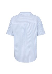 Camicia azzurro chiaro a maniche corte con righe bianche verticali, colletto abbottonato e una piega sul retro per una forma aggiuntiva. Tessuto morbido.