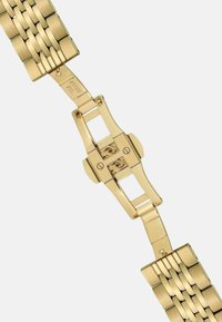 Gouden metalen horlogeband met een gestructureerde afwerking, uitgerust met in elkaar grijpende schakels en een veilige vouwsluiting. Gladde, gepolijste accenten zichtbaar.