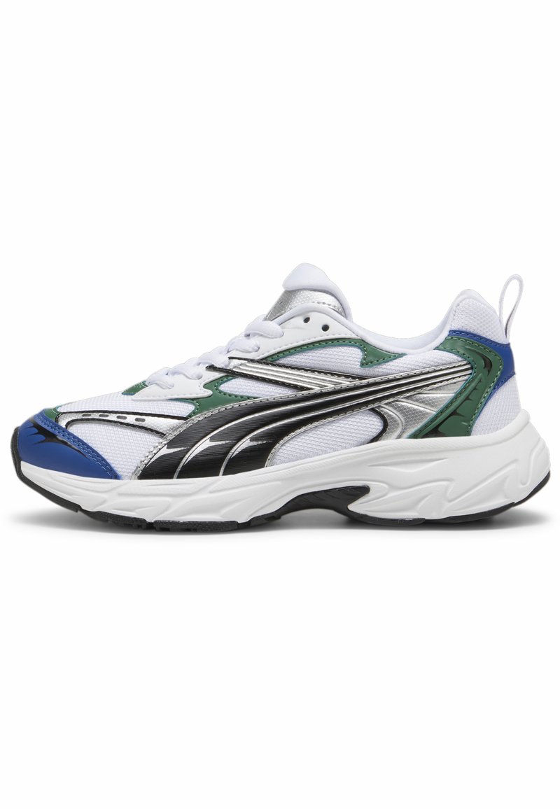 Scarpa sportive bianche con accenti verdi, blu e neri; parte superiore in mesh, strisce argentate, suola spessa bianca e suola in gomma nera.