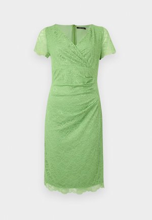 Grünes Spitzenkleid mit kurzen, schwingenden Ärmeln, V-Ausschnitt, gerafften Details, knielanger Länge, gewelltem Saum und einem Reißverschluss im Rücken.