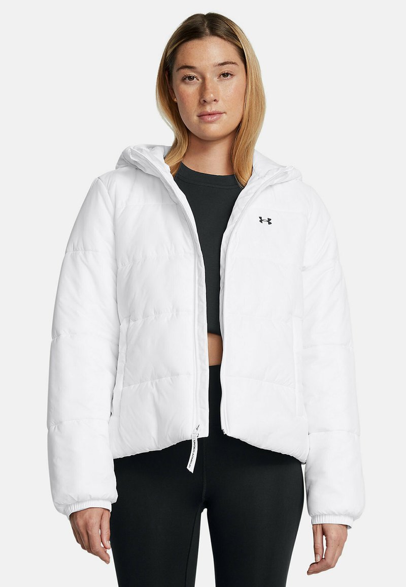 Balta pūkinė striukė su kapišonu, su siūtu dizainu ir užtrauktuku, pagaminta iš sintetinio audinio. "Under Armour" logotipas krūtinėje.