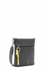 Borsa a tracolla in tessuto grigio con superficie testurizzata, portachiavi con accento giallo, chiusura superiore con zip e tracolla regolabile. Caratterizzata da un profilo piatto.