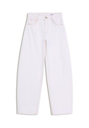 Blugi albi cu talie înaltă, cu nasture și fermoar frontal, precum și cinci buzunare, având cusături maro deschis și croială cu picior drept.