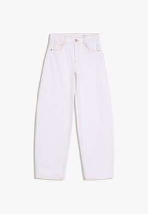 Jean blanc taille haute avec bouton sur le devant, fermeture éclair, et cinq poches, avec une couture marron clair et une coupe droite.