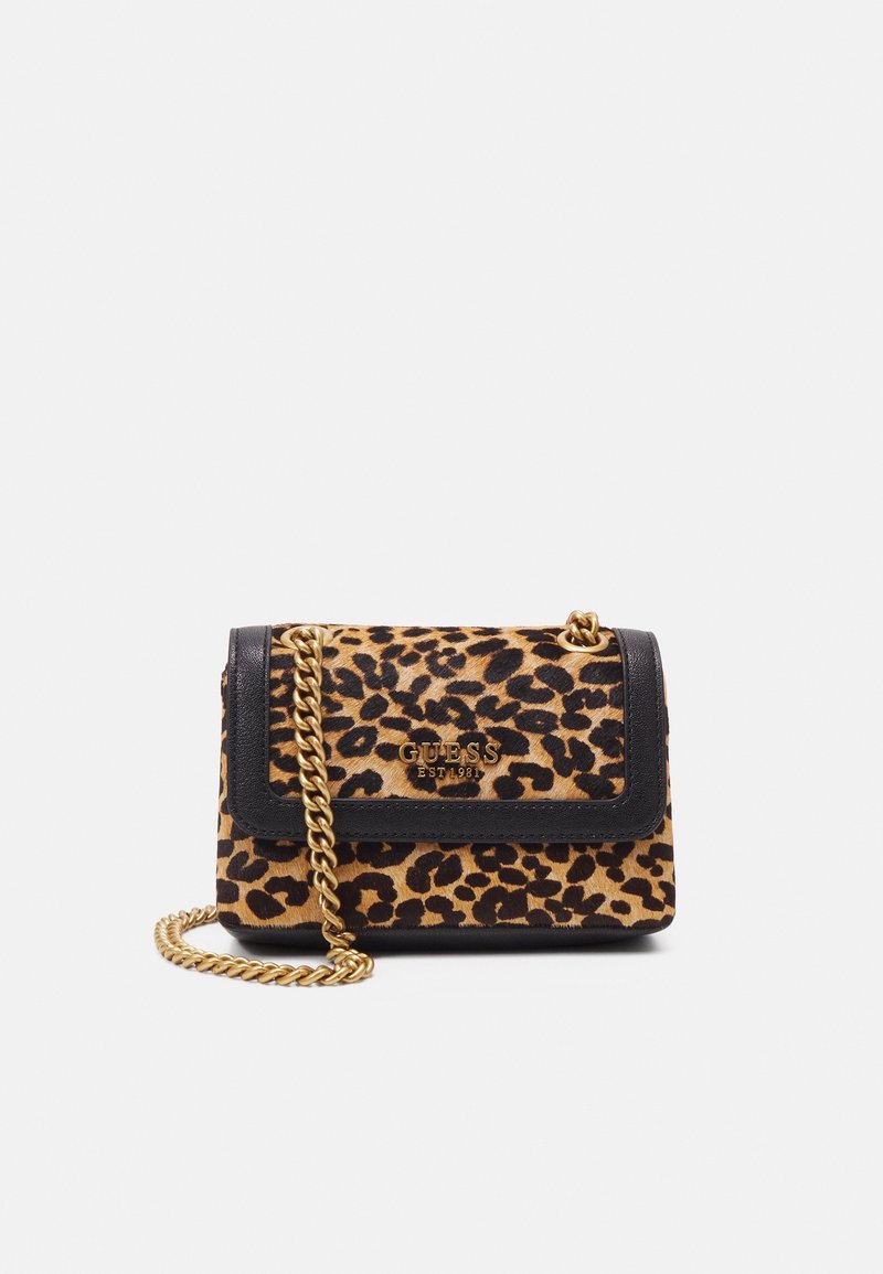 Leopardprint skuldertaske med guldkædetræk, sorte læderdetaljer, rektangulær form og brandlogo i guldskrift på forsiden.