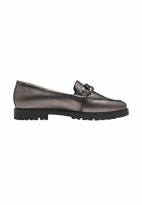 Mocassin en cuir gris métallique avec semelle noire épaisse et chaîne décorative noire sur le dessus.