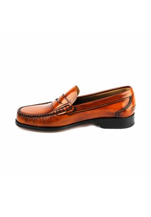 Brauner Lederloafer mit Mokassinnaht, Pennyriemendetail und schwarzem niedrigem Absatz, von der Seite auf weißem Hintergrund gezeigt.