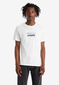 Levi's® GRAPHIC CREWNECK TEE - T-shirts med print - chrome white