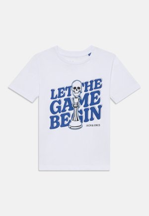 Hvid bomulds T-shirt med et stort grafisk motiv af et skakstykke og et kranium i blå og sort tekst, der står "LAD SPILLET BEGINNE."