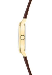 Orologio in tono oro con quadrante argento, cinturino in pelle marrone e cassa rotonda. Presenta una corona texturizzata per regolare l'ora.