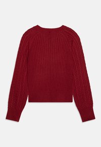 Suéter rojo de canalé con un diseño texturizado, mangas largas y un cuello redondo con un dobladillo ajustado. La vista trasera destaca el detalle de tejido.