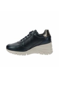 Ciemnoniebieskie skórzane sneakersy z grubą białą podeszwą, sznurowane z przodu, z metalicznym akcentem na pięcie, pokazane od zewnętrznej strony.