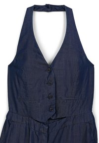 Jumpsuit blu navy senza maniche realizzato in denim, con scollatura a V profonda, quattro bottoni neri e tasche laterali.