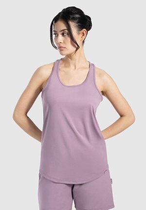 Hellblaues Tanktop mit rundem Ausschnitt, breiten Trägern und figurbetontem Design, aus glattem Stoff, kombiniert mit passenden Shorts.