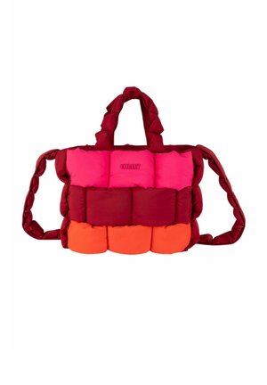 Sac fourre-tout en rouge et rose avec des accents orange, présentant une texture matelassée et des poignées doubles pour un transport facile. Logo affiché à l'avant.