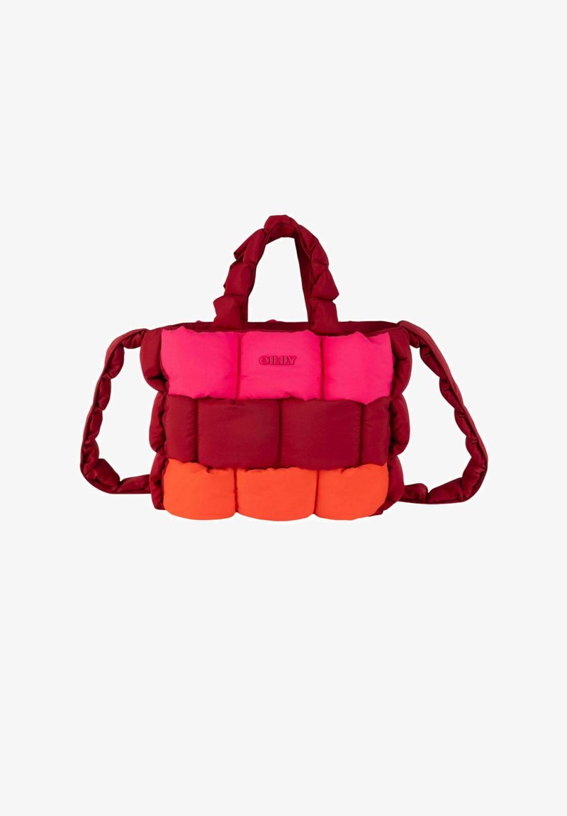 Sac fourre-tout en rouge et rose avec des accents orange, présentant une texture matelassée et des poignées doubles pour un transport facile. Logo affiché à l'avant.
